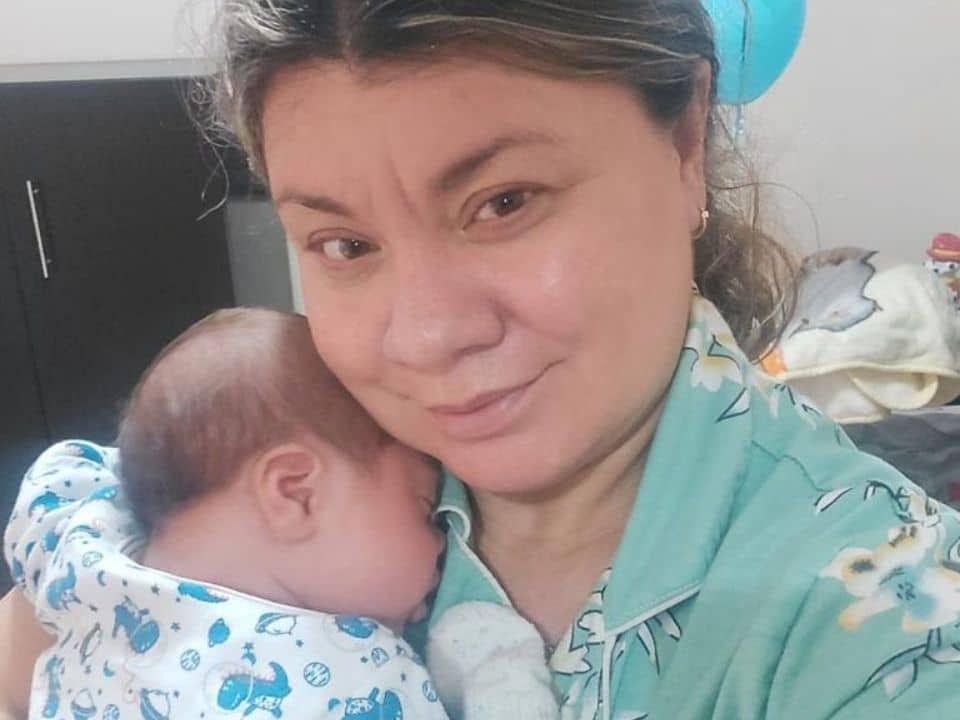 embarazo-a-los-40-mama-ingenes-con-su-hijo-nacido-via-fertilizacion-in-vitro
