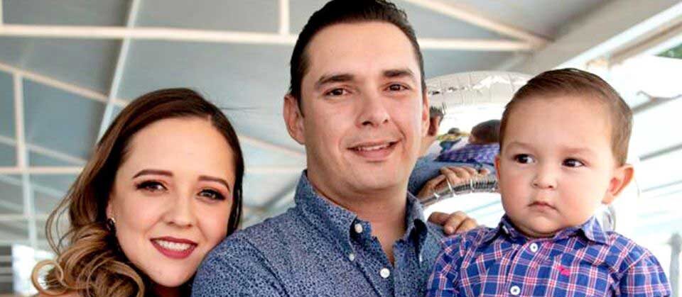 tratamiento-para-tener-hijos-clinica-de-fertilidad-ingenes-instituto-fecundacion-in-vitro-pareja-menor-de-35-anos-cargando-a-su-bebe-nacido-via-fecundacion-in-vitro
