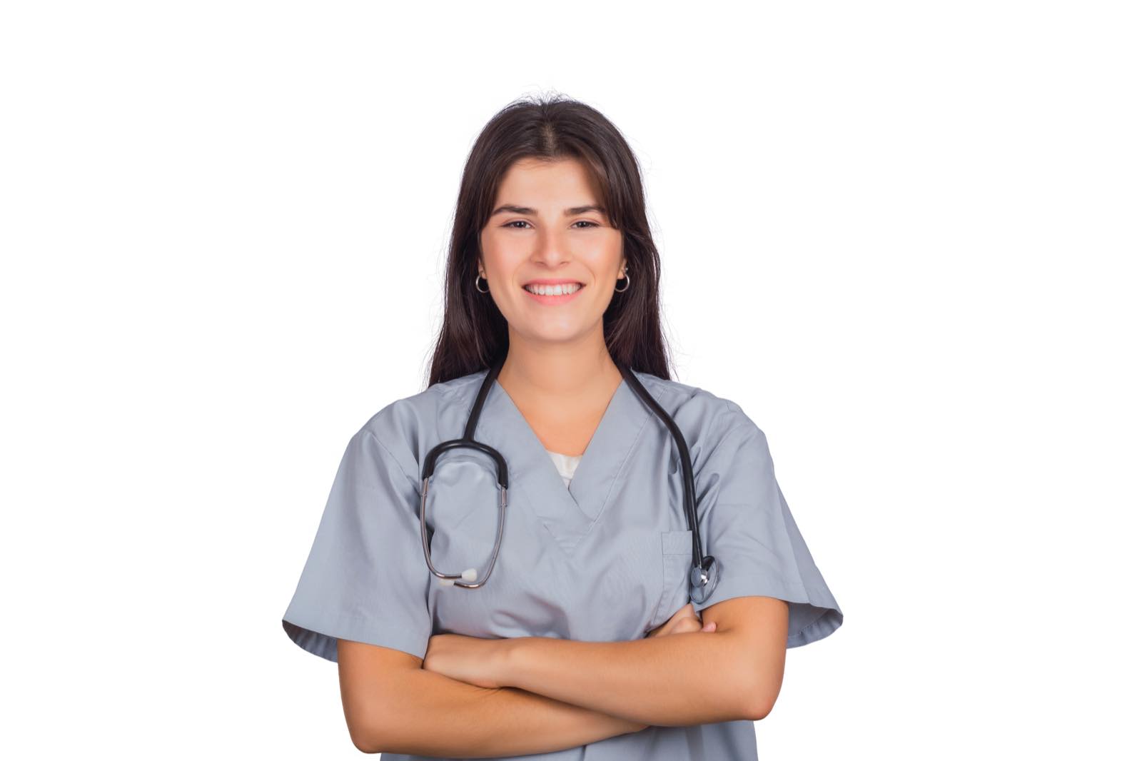 Asistente médica sonriente con uniforme clínico y estetoscopio, con los brazos cruzados