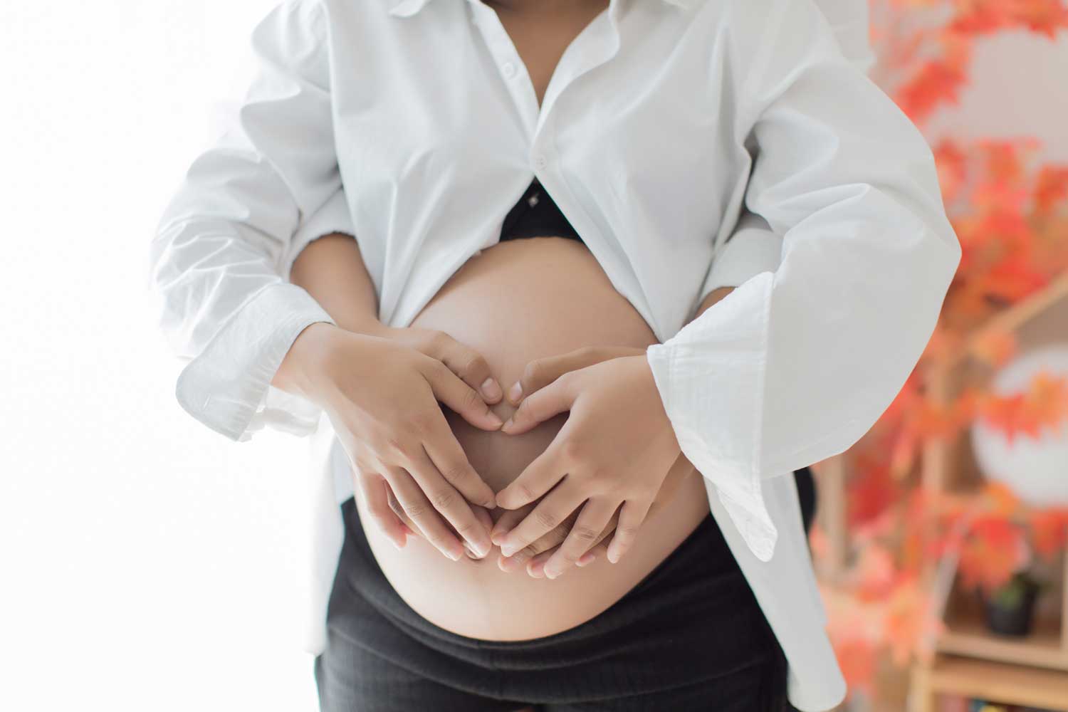 Mujer reflexionando sobre el impacto del cortisol alto y el estrés en la fertilidad femenina