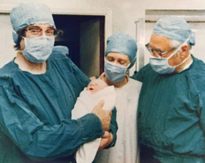 Equipo médico con Louise Brown
