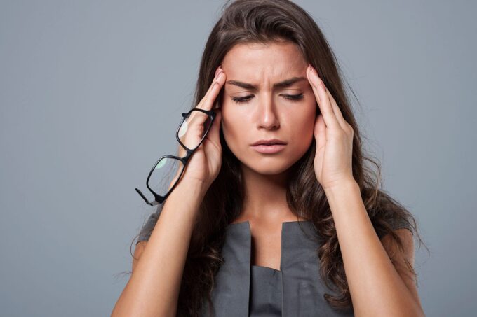 mujer-con-dolor-de-cabeza