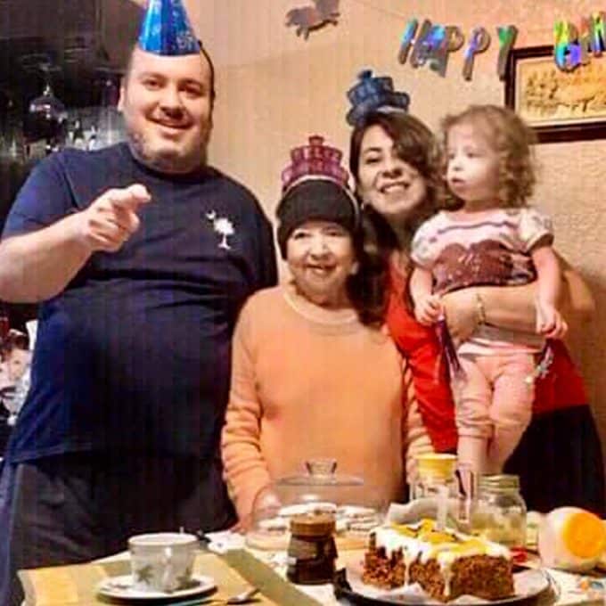 Angelique festejando el cumpleaños de su abuela junto a sus padres – Familia Ingenes