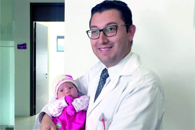Dr. Giovanni López Salamanca con bebé FIV
