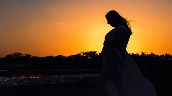 Beatriz embarazada en sesión de fotos en la playa – Mamá Ingenes