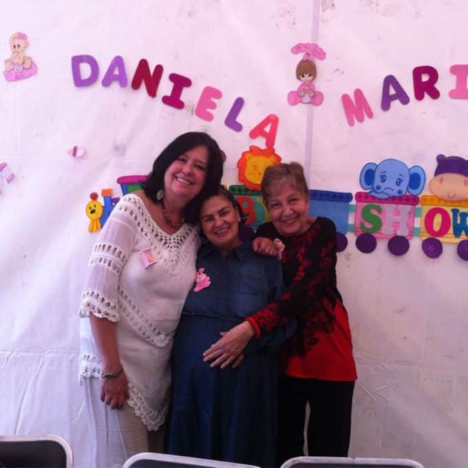 madre soltera de 48 años en celebración prenatal tras fertilización in vitro