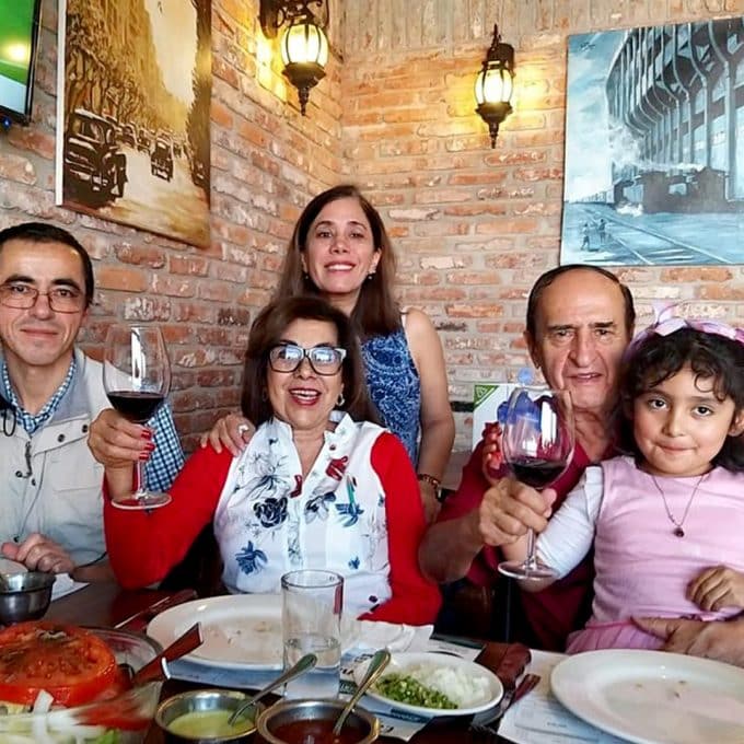 Familia celebrando con niña nacida vía fecundación in vitro