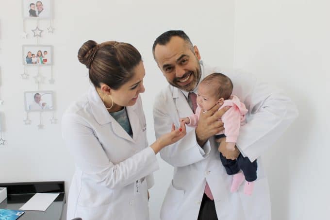 Dra. Sara Jacobo y Dr. Briones cargando a un bebé