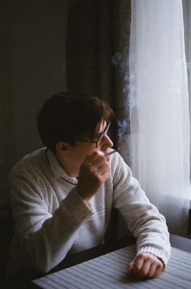 hombre fumando causa infertilidad