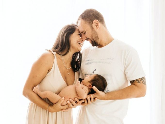 pareja feliz con bebé