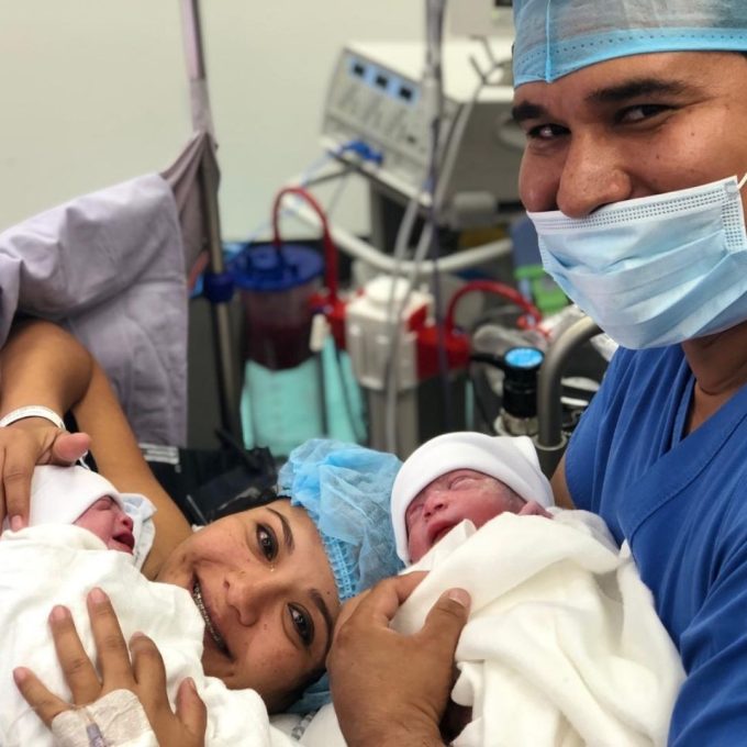 in-vitro-fertilization-testimonies-mom-and-dad-in-hospital-with-twin-babies-after-birth