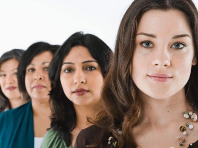 mujeres apoyándose