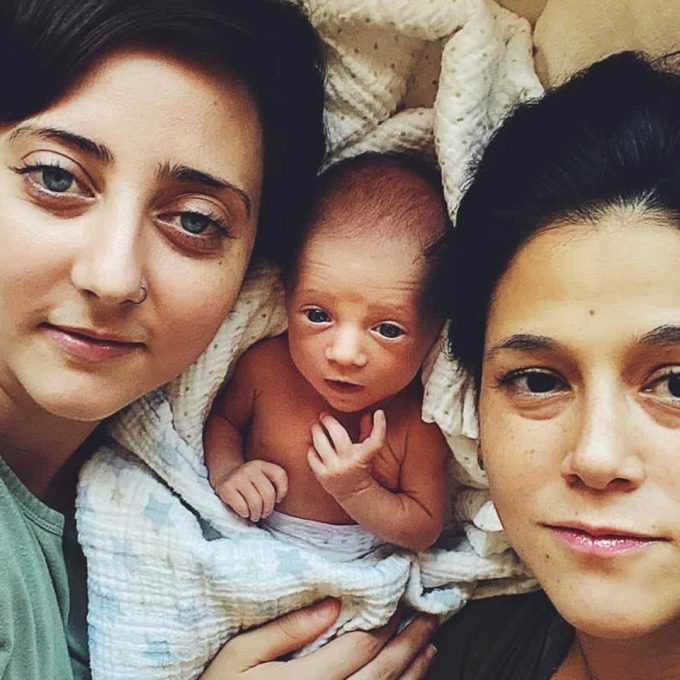 Marilú y Karla con su bebé Camilo tras método ROPA