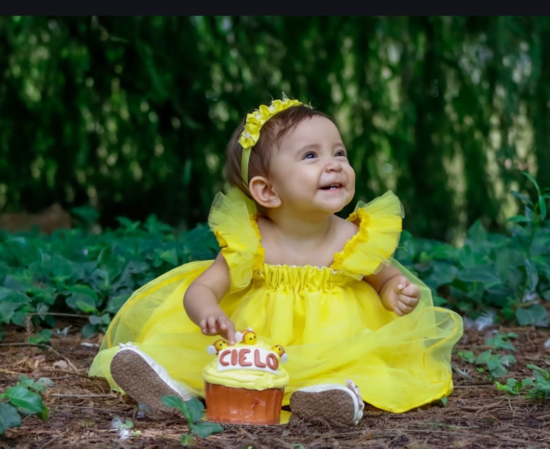 Cielo, bebé nacida en Ingenes, sonríe en su primer cumpleaños tras el camino de fertilidad de su mamá