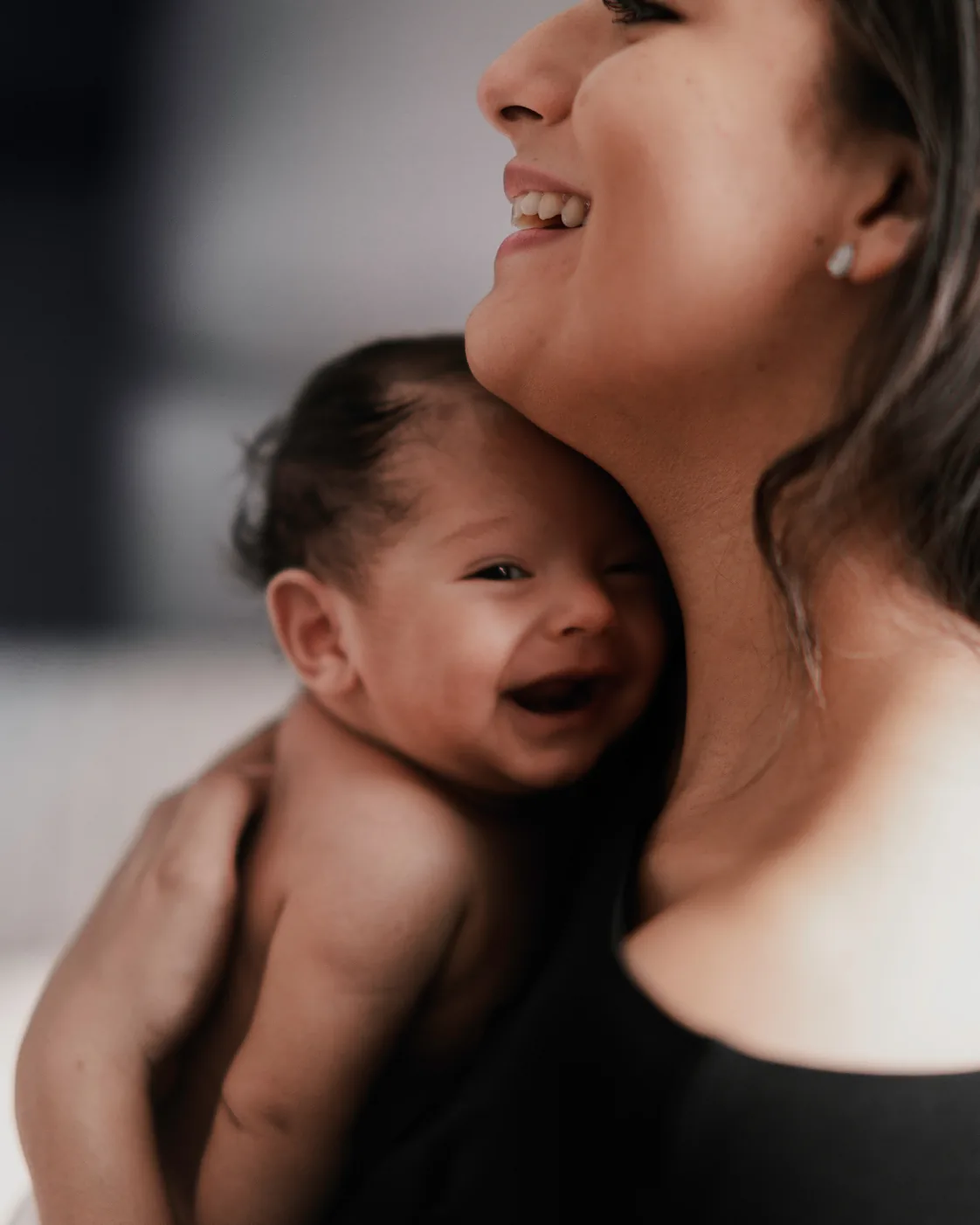 Manos reales sosteniendo con cuidado a un bebé recién nacido, el resultado del tratamiento de fertilidad