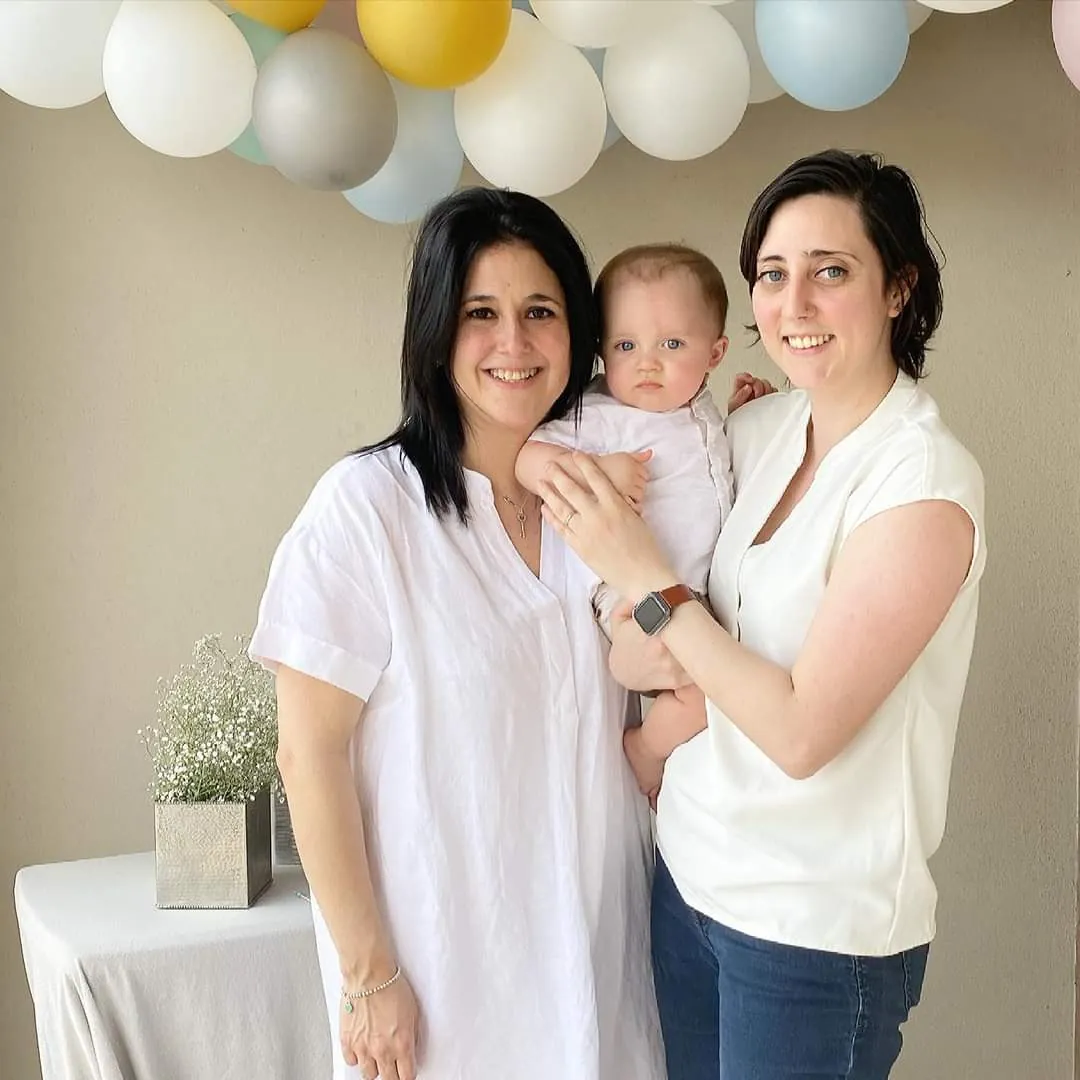 Pareja de mujeres celebrando su camino a la maternidad con Ingenes