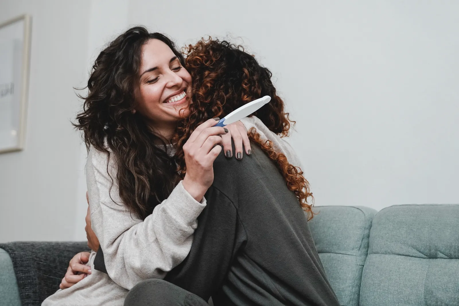 Dos mujeres con su bebé recién nacido