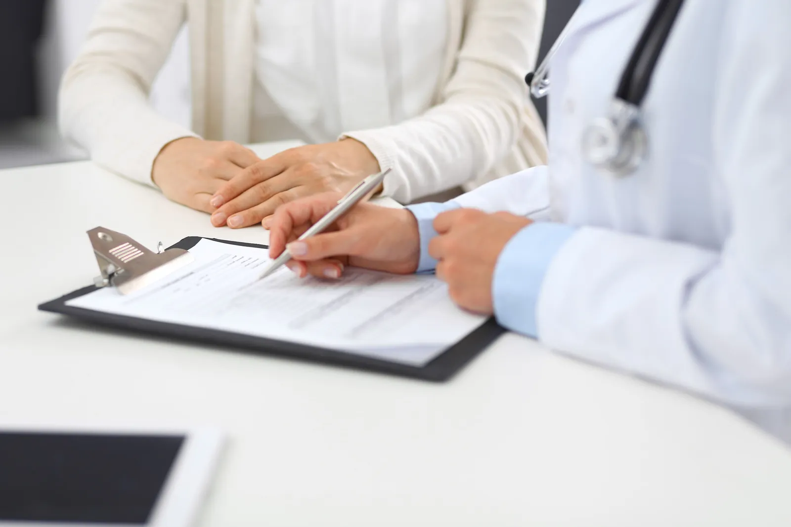 Pareja recibiendo asesoría sobre regeneración endometrial en Ingenes