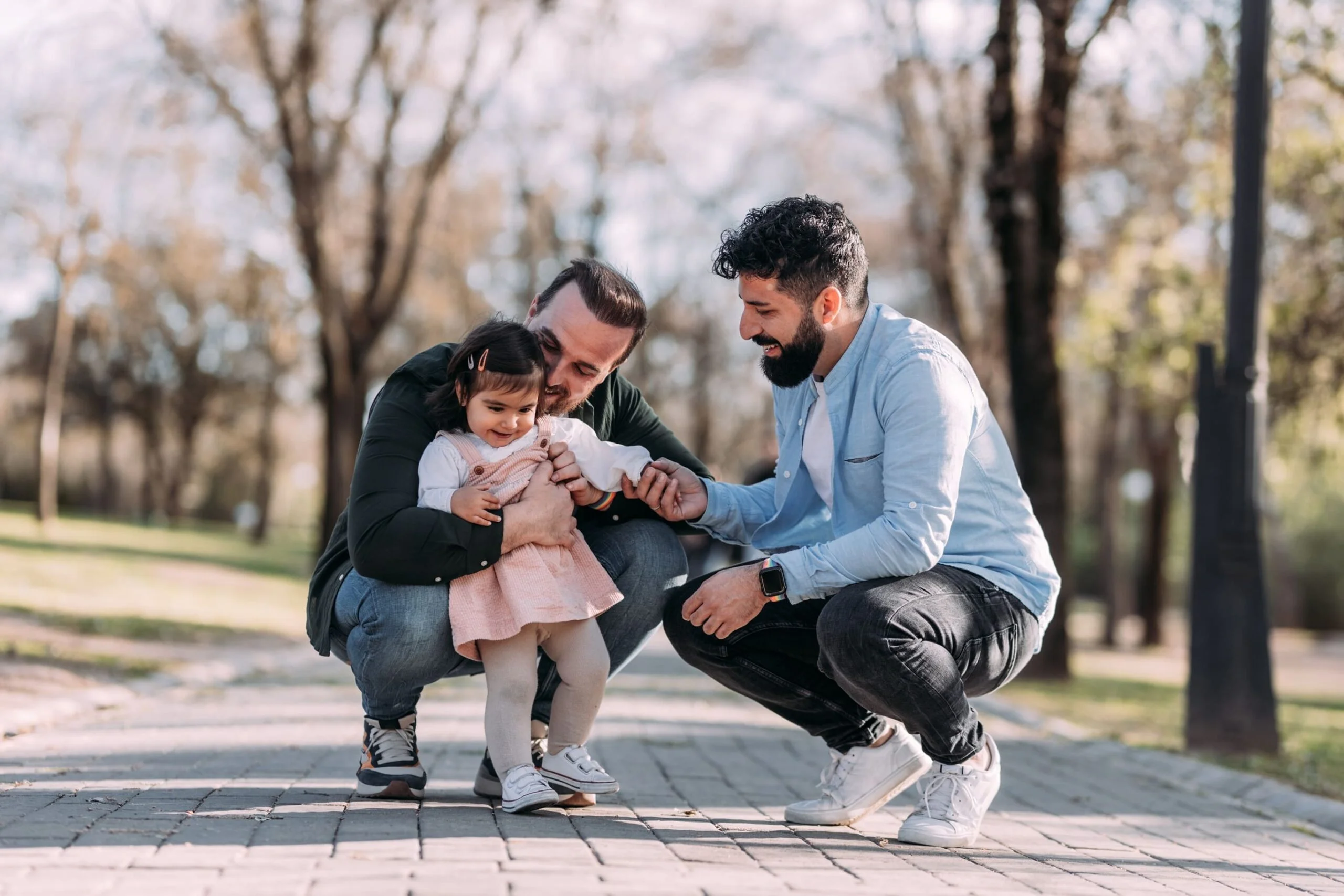 Pareja de hombres con su hija