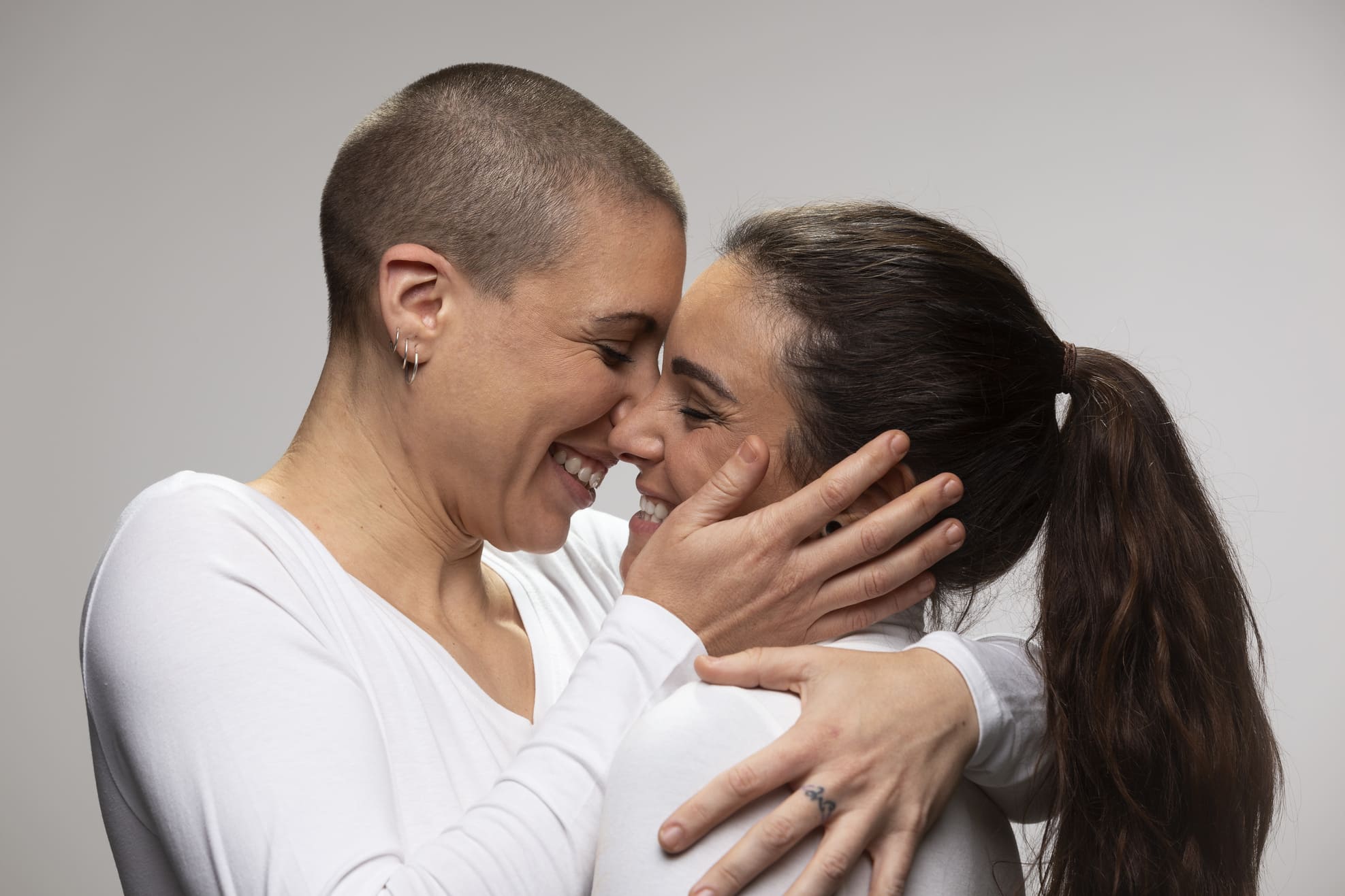 Pareja de mujeres recibiendo orientación en Ingenes
