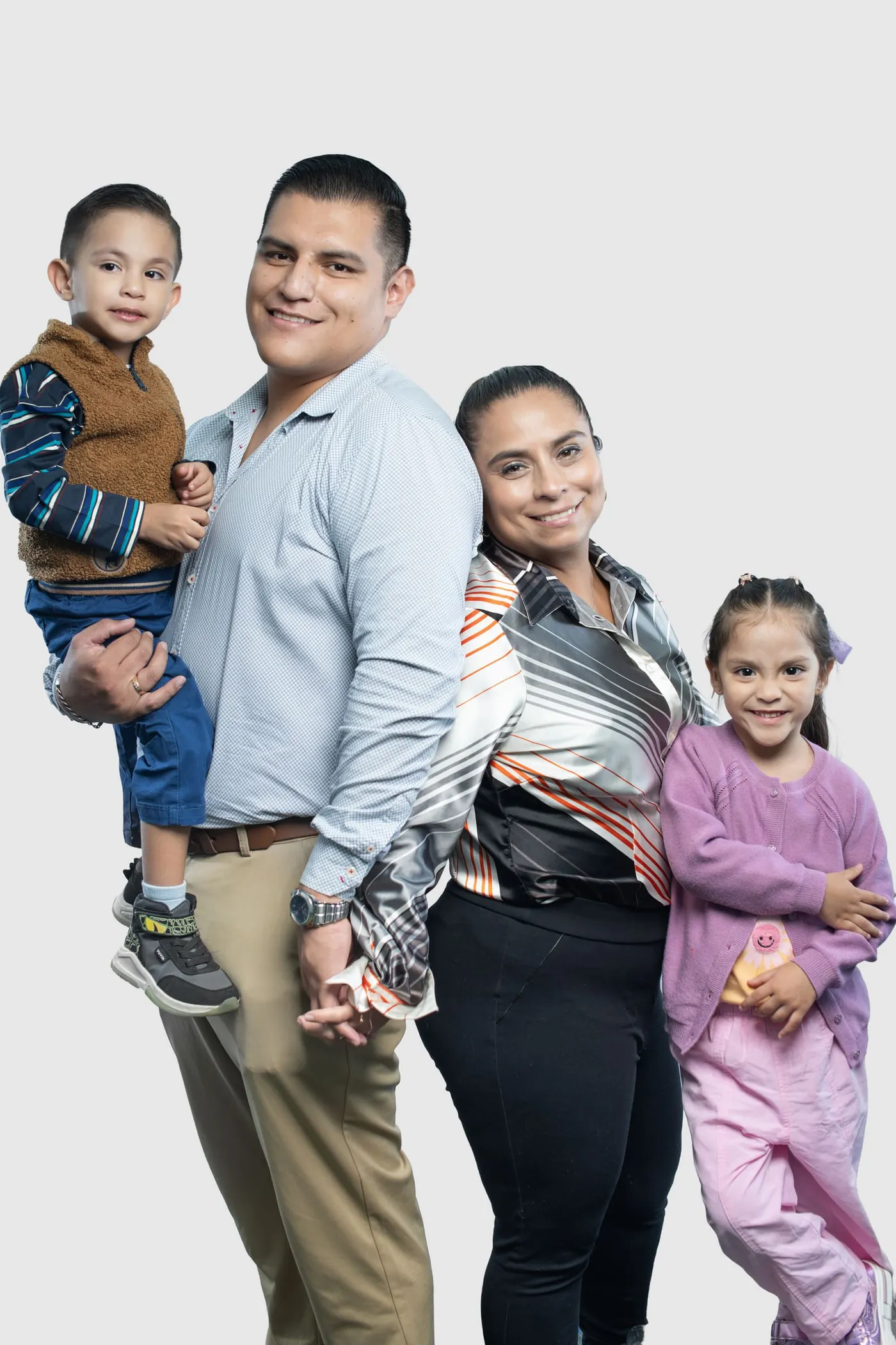 Pareja heterosexual mirándose con complicidad