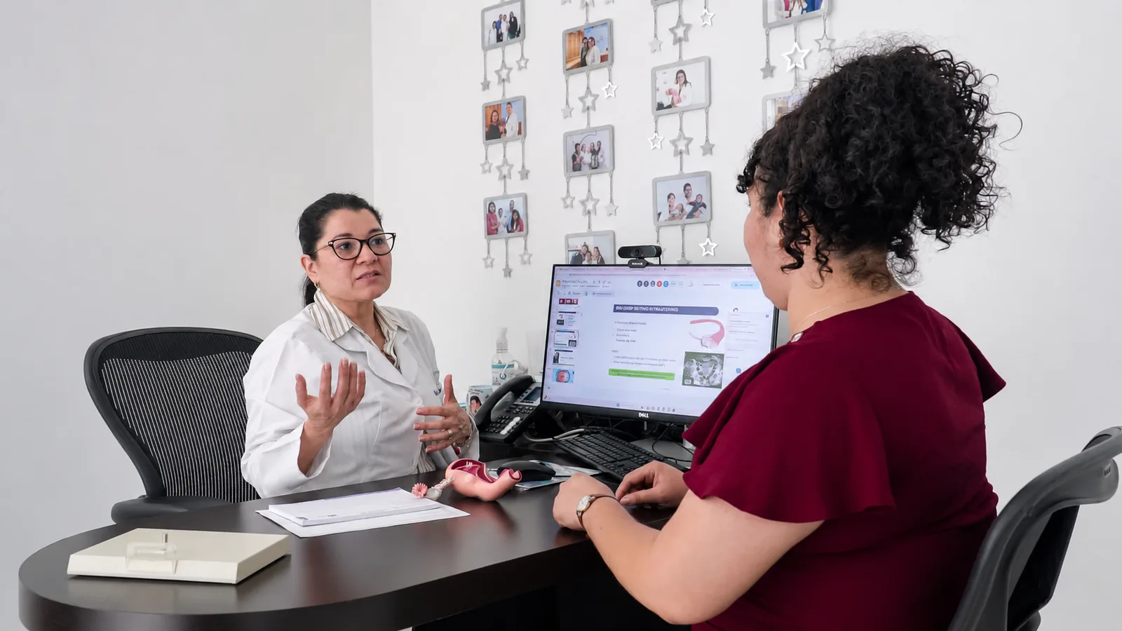 Ingenes fertility specialist in personalized consultation with her patient