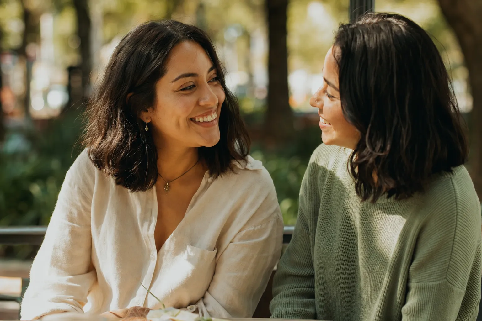 Mujeres jóvenes sonriendo, símbolo del acto altruista de donar para ayudar a otras a ser mamás