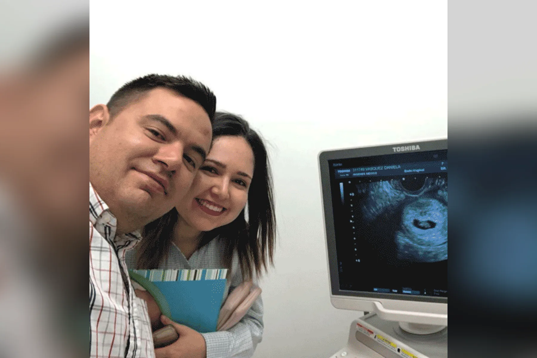 Especialista materno-fetal realizando una ecografía 3D a una futura mamá en consulta
