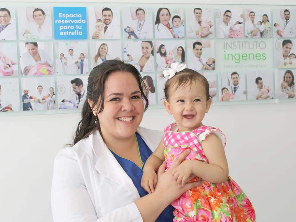 Embryologist working at the Ingenes lab