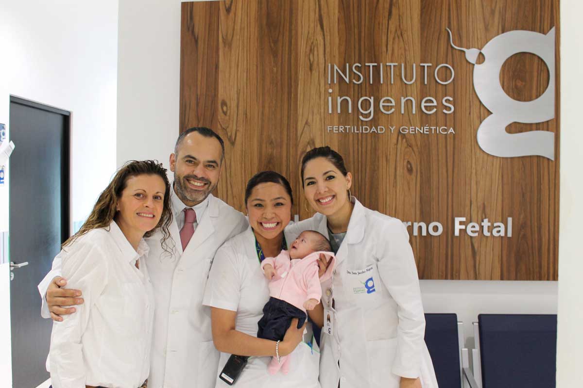 Equipo médico Ingenes con un bebé recién nacido tras tratamiento de FIV