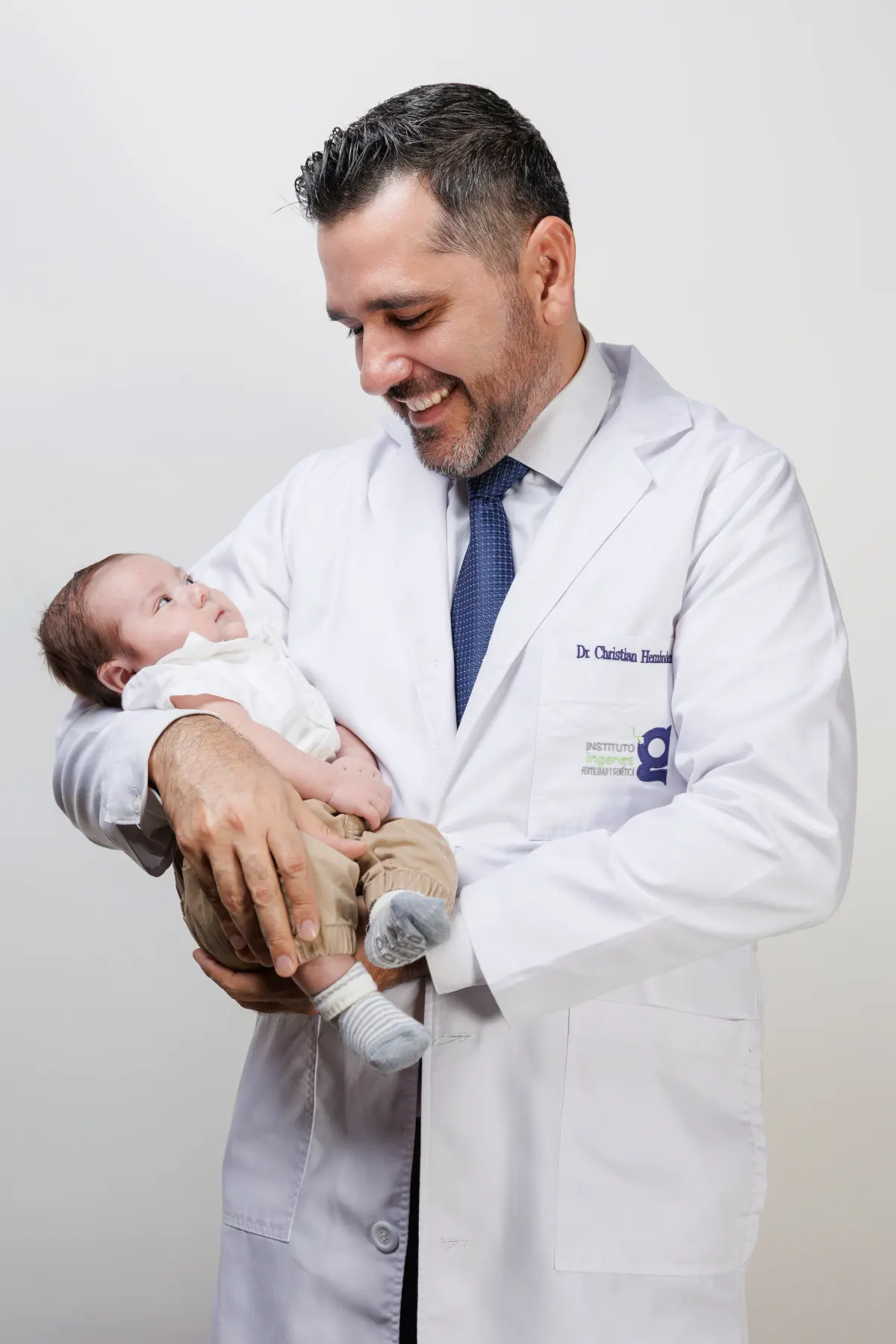 Ingenes doctor holding a newborn