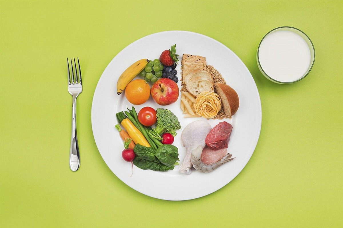 Healthy, balanced plate with vegetables, fruit, grains, and protein, an example of the mindful eating in the nutritional intervention