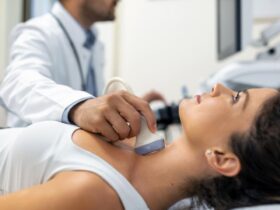 hipotiroidismo-y-fertilidad-doctor-revisando-a-mujer