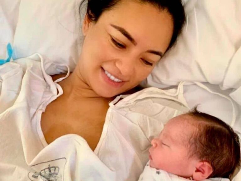 embarazo-con-fiv-fertilizacion-in-vitro-mama-ingenes-cargando-a-bebe-recien-nacida-en-hospital